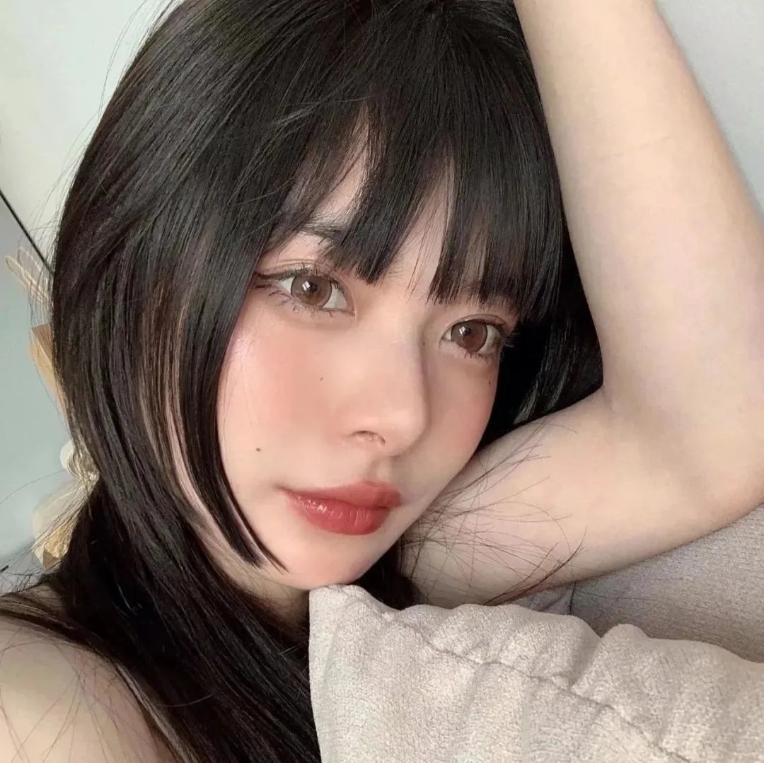 玻璃橱窗中的姑娘